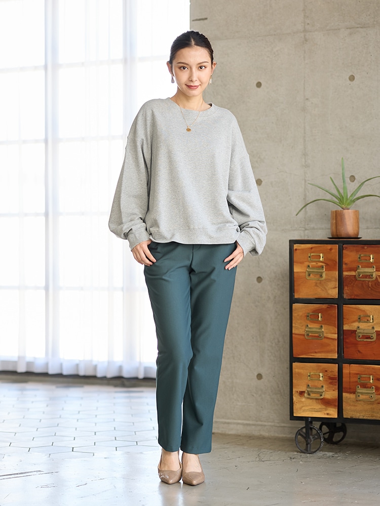 グリーンのストレートパンツの着用イメージ