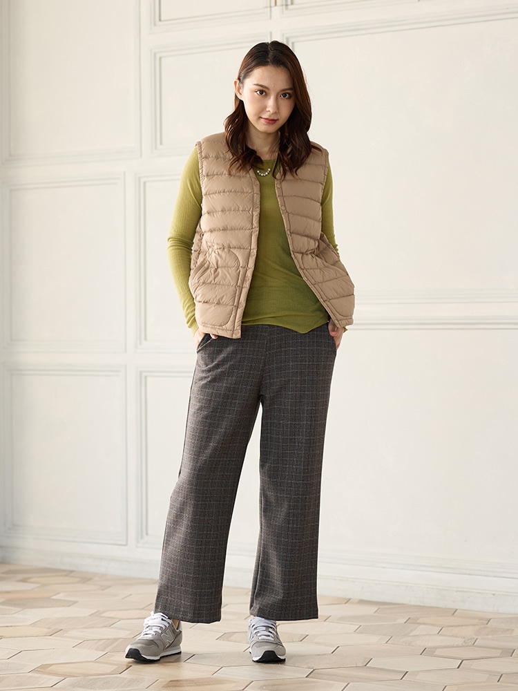 ベージュのチェック柄ワイドパンツの着用イメージ