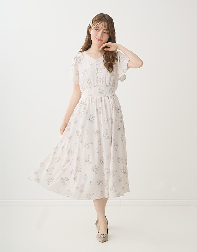アイボリーの花柄のワンピースを身に着けた女性
