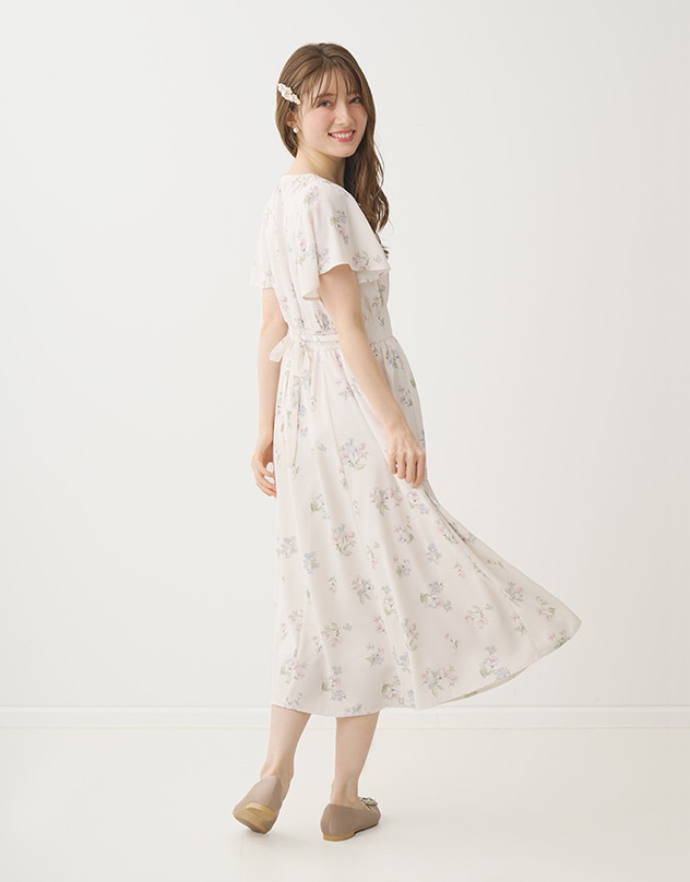 アイボリーの花柄のワンピースを身に着けた女性