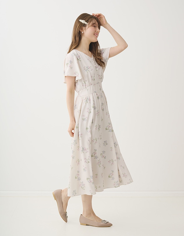 アイボリーの花柄のワンピースを身に着けた女性