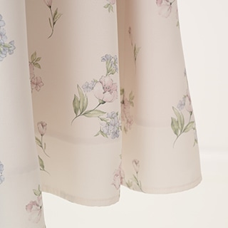 アイボリーの花柄のワンピースの生地をアップで撮影した写真