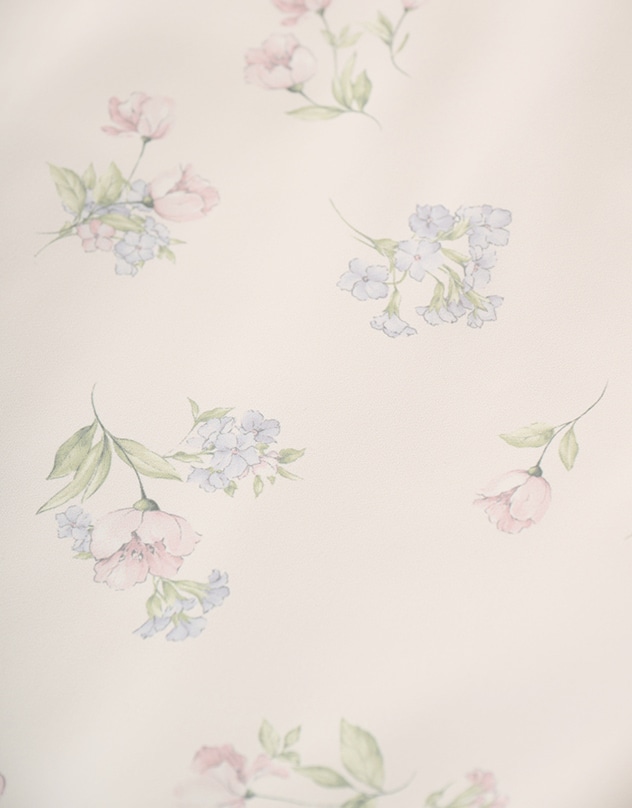 アイボリーの花柄のワンピースの生地をアップで撮影した写真