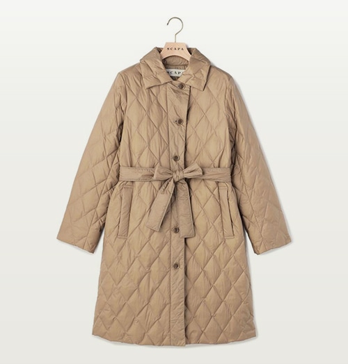 ベージュのダウンコート