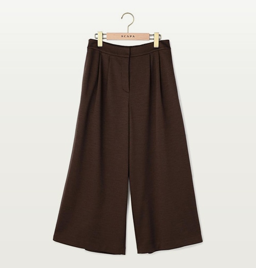 ダークブラウンのパンツ