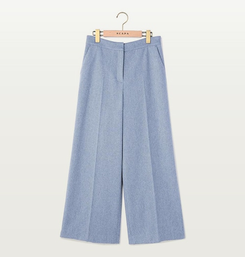 ブルーのパンツ