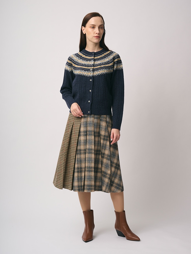 フェアイルケーブルニットカーディガンを着た女性