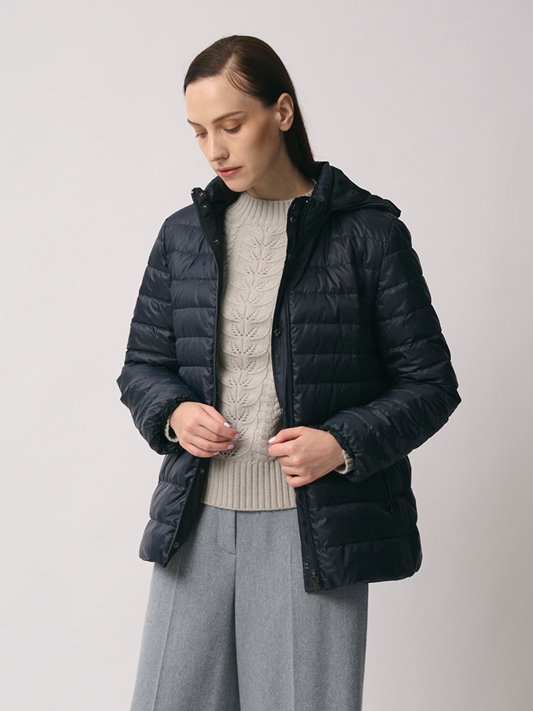 オープンケーブルニットを着た女性