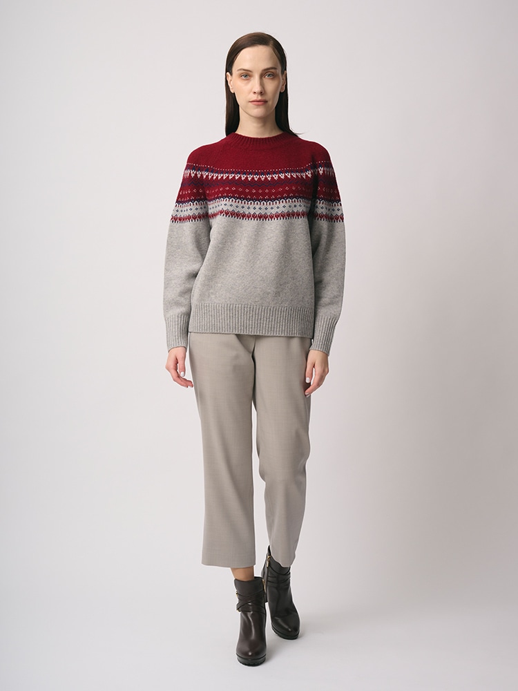 コズミックフェアアイルニットを着た女性