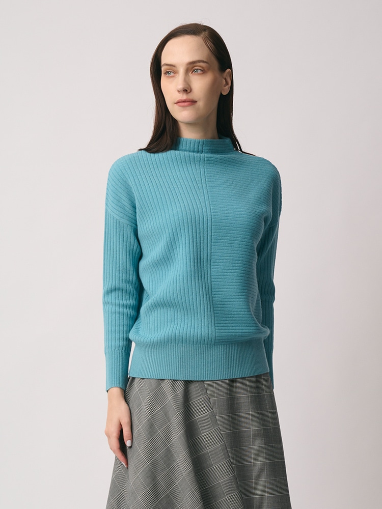 コズミックニットを着た女性