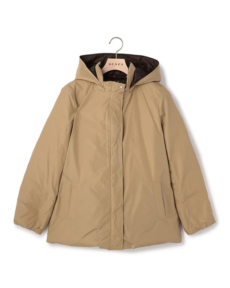 ベージュのリバーシブルダウンコート 表