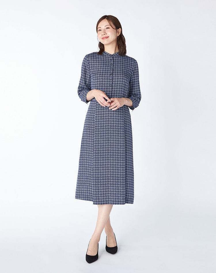 クライストパターンワンピースを身に纏った女性