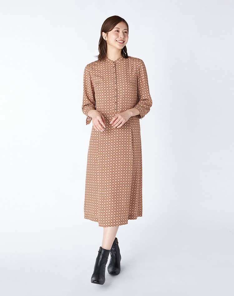 クライストパターンワンピースを身に纏った女性