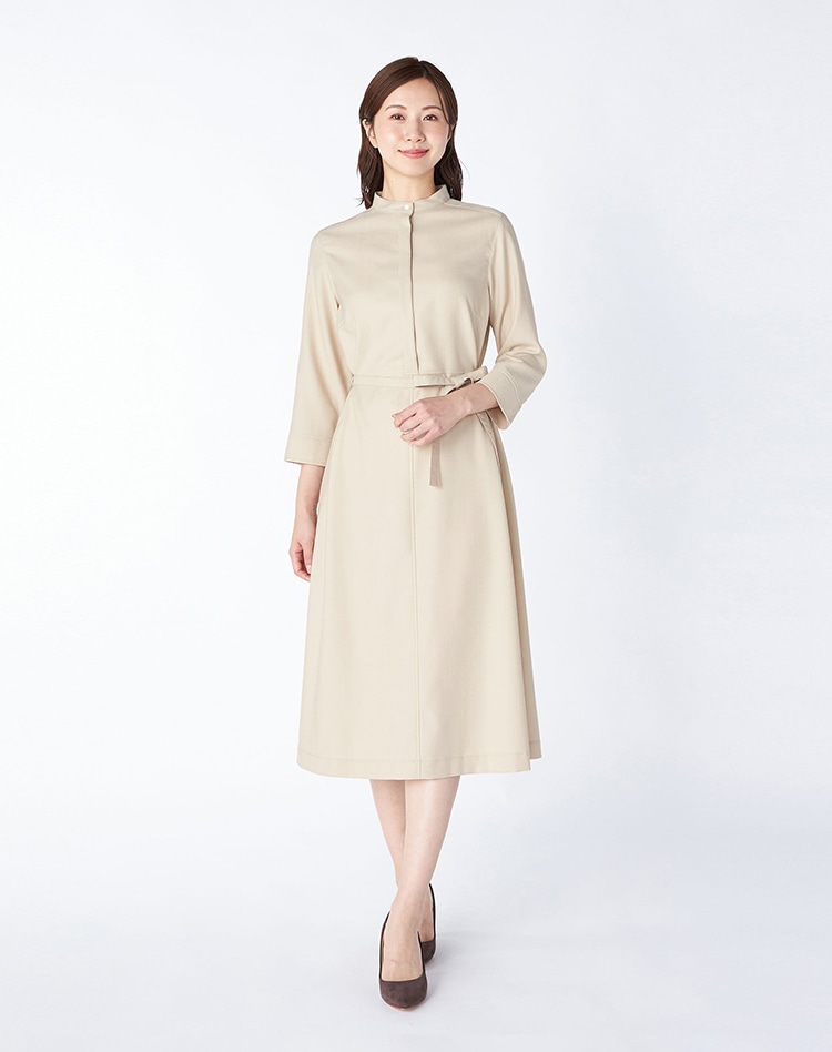T/Wシャンブレーワンピースを身に纏った女性