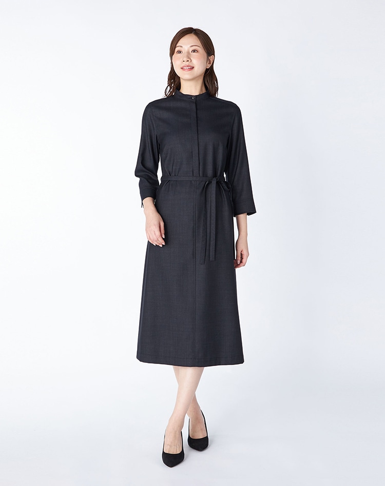 T/Wシャンブレーワンピースを身に纏った女性