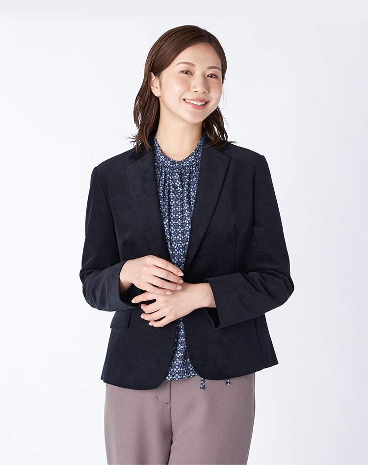 エアーコーデュロイジャケットを身に纏った女性