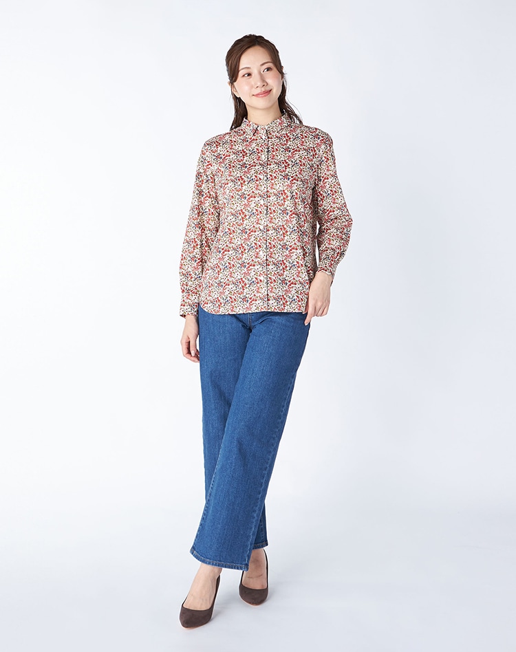 Liberty Nazaninシャツブラウスを身に纏った女性