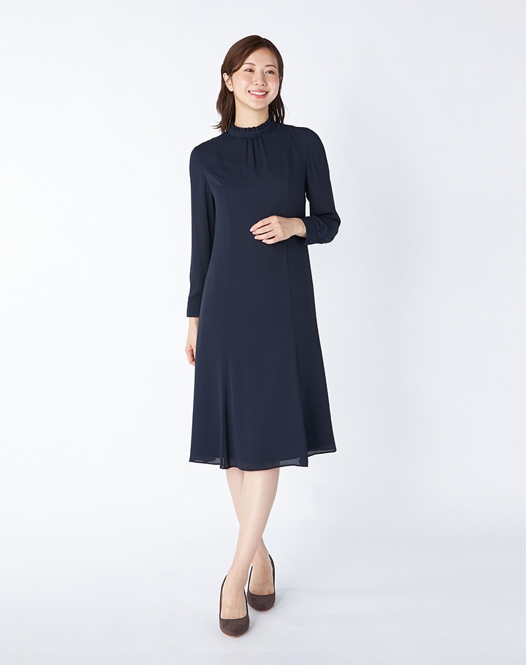パウダーシフォンワンピースを身に纏った女性