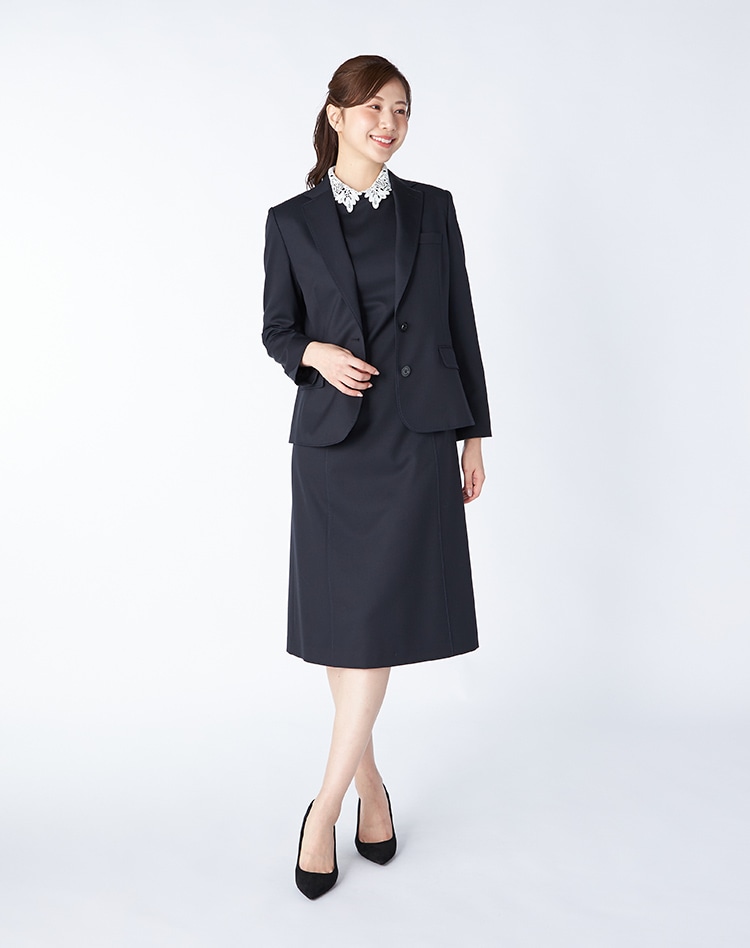 シルクウールギャバジャケットを身に纏った女性