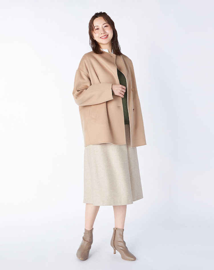ウールリバーコートを身に纏った女性