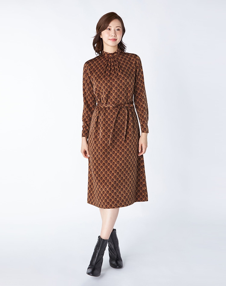 V&Aブリタニックエクスプローラーワンピースを身に纏った女性