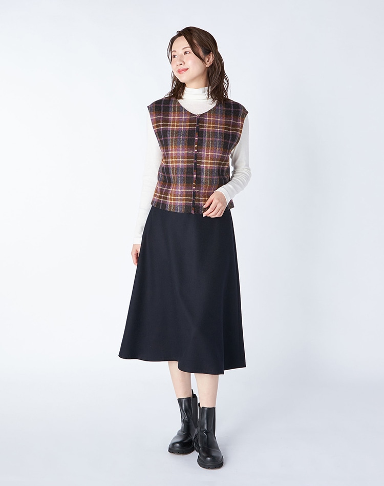 ベアトリクスチェックベストを身に纏った女性