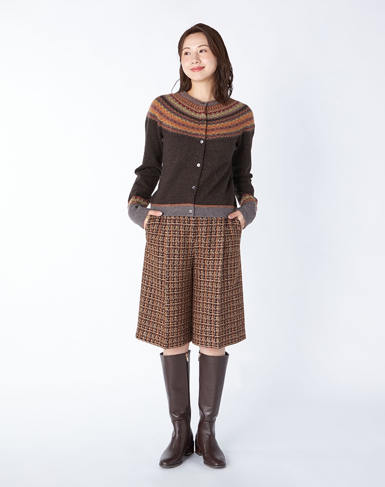 ERIBEニットを身に纏った女性