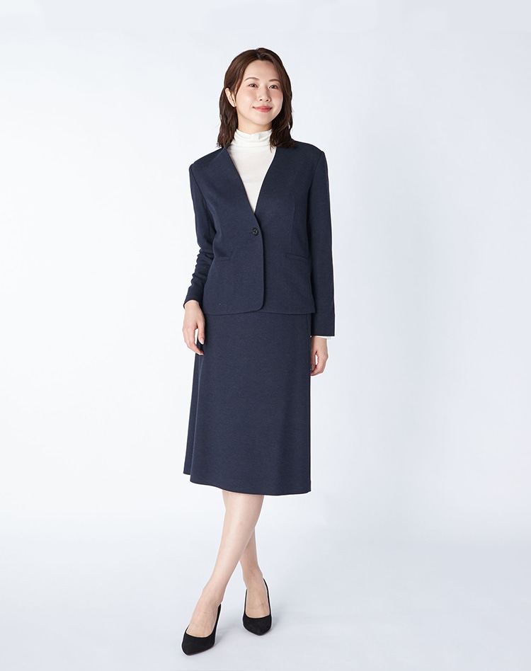 ミラノリブジャケットを身に纏った女性