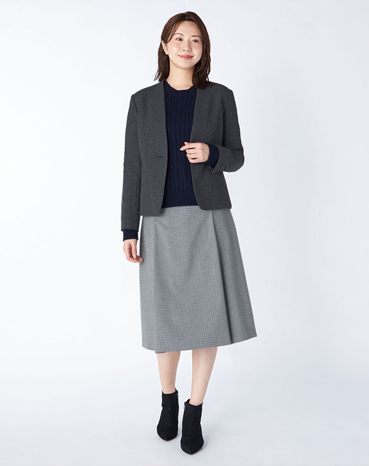 ミラノリブジャケットを身に纏った女性