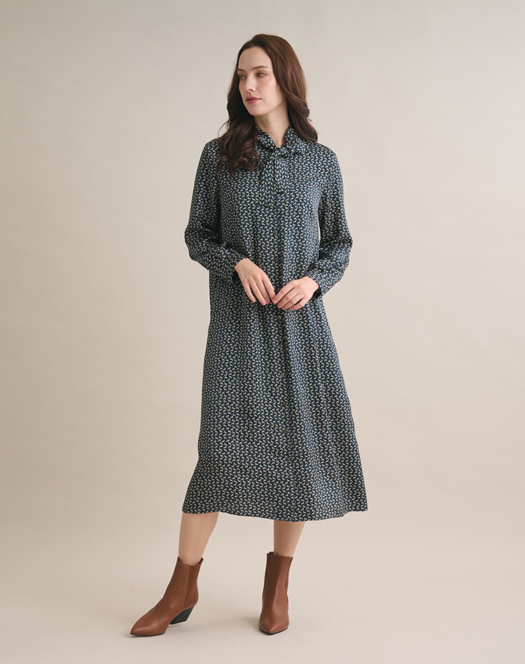 フラジャイルホースワンピースを身に着けた女性