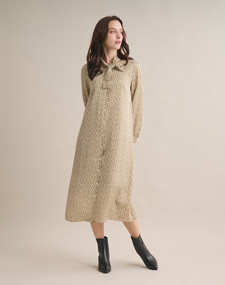 フラジャイルホースワンピースを身に着けた女性