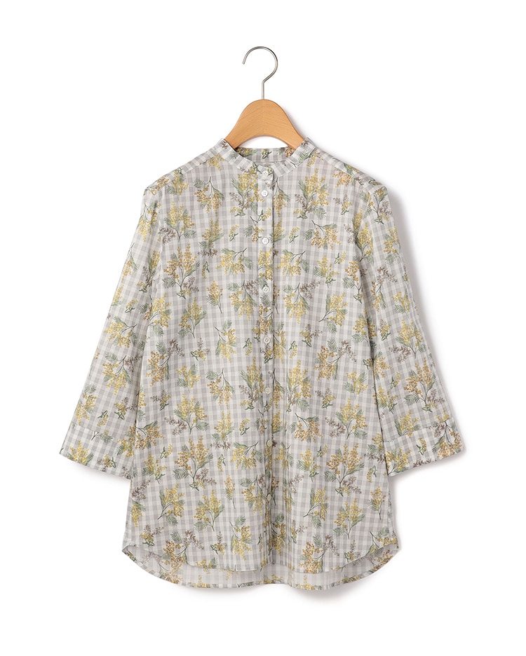 イエロー地にイエローの花柄のシャツ
