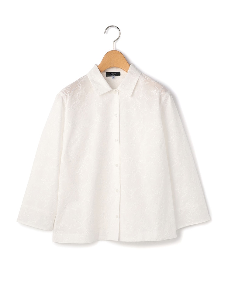 ホワイト地にホワイトの花柄刺繍のシャツ