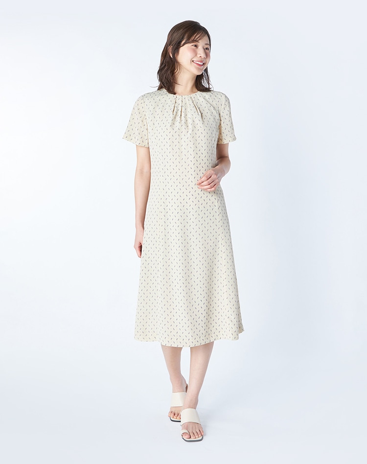 白のペイズリー柄ワンピースを身に着けた女性