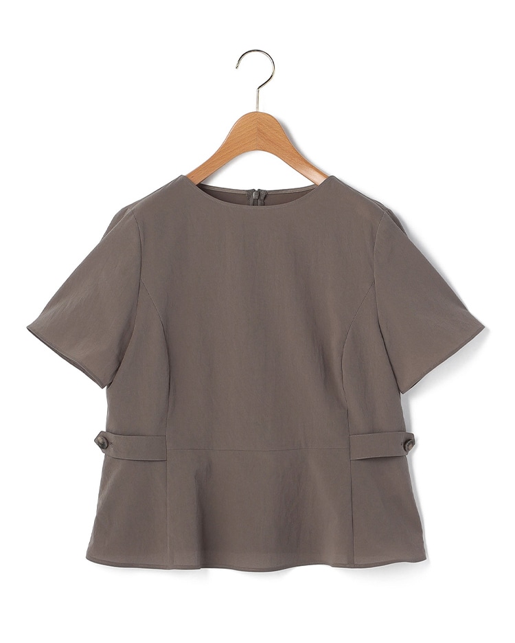 ブラウンのブラウス