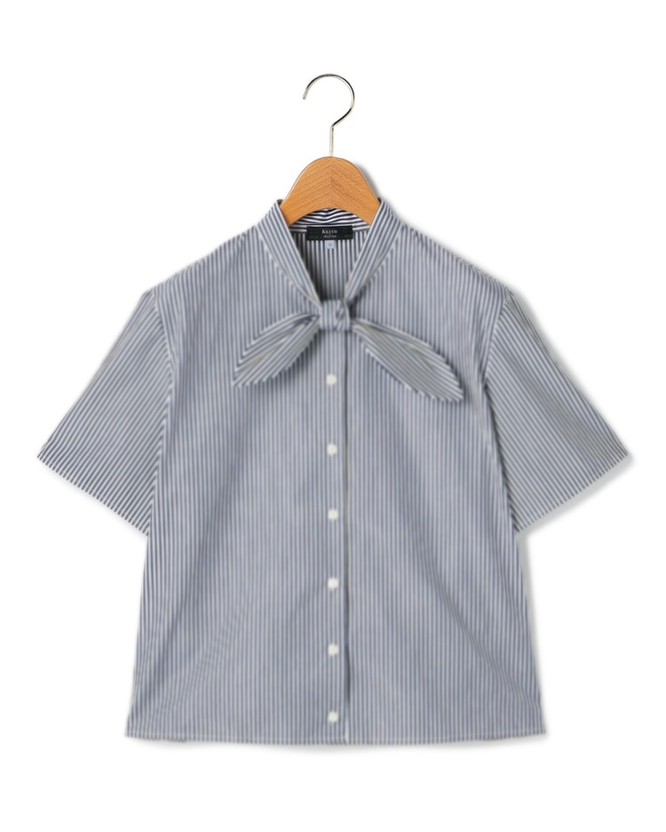 ストライプ柄のブラウス