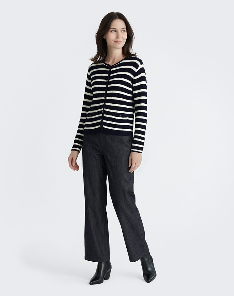 ブラックとホワイトのボーダーのニットを身に着けた女性