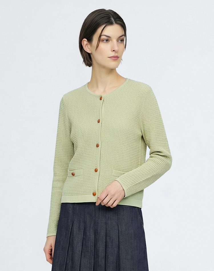 グリーンのニットを身に着けた女性