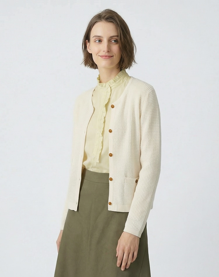 ホワイトのニットを身に着けた女性