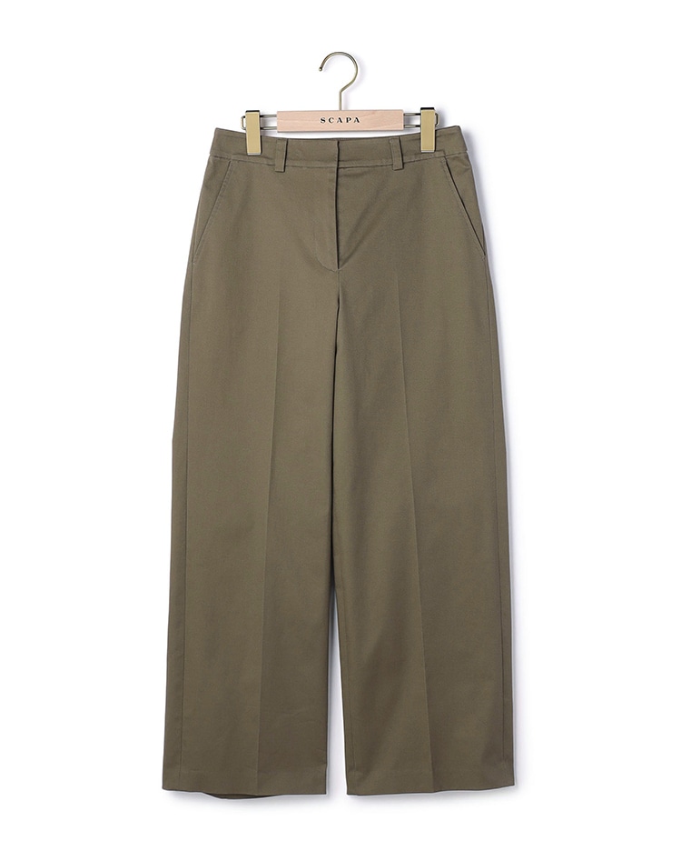 ダークグリーンのチノパンツ