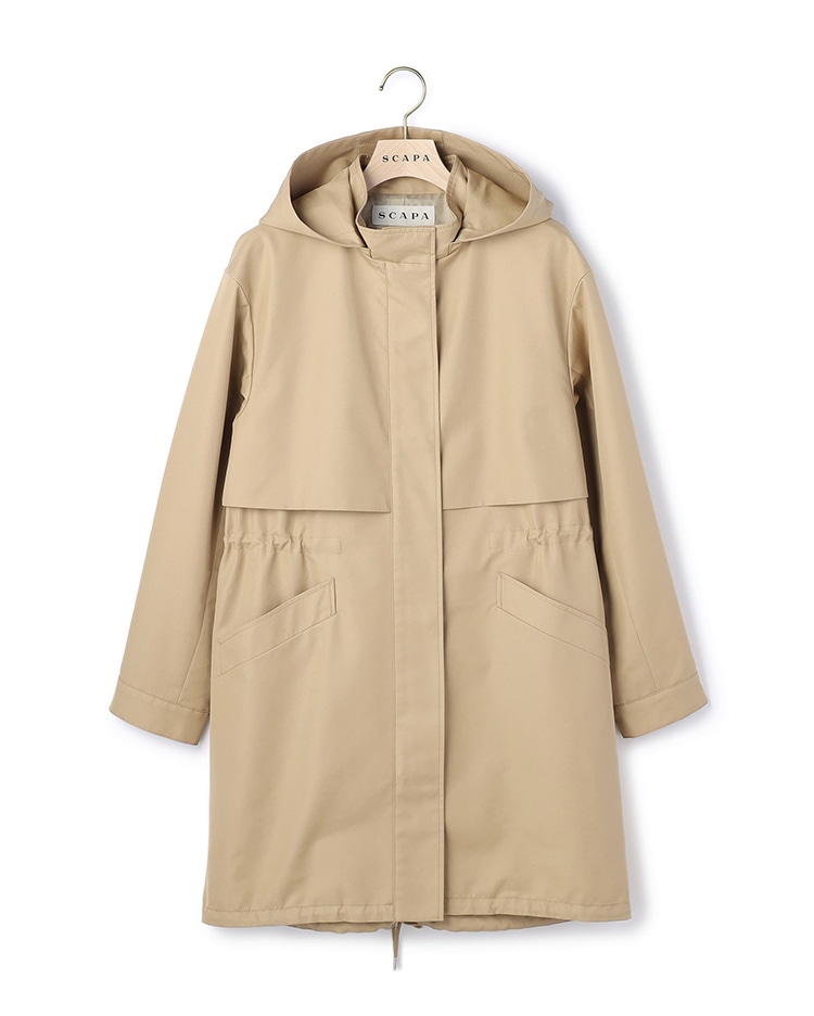 ベージュのフード付きコート