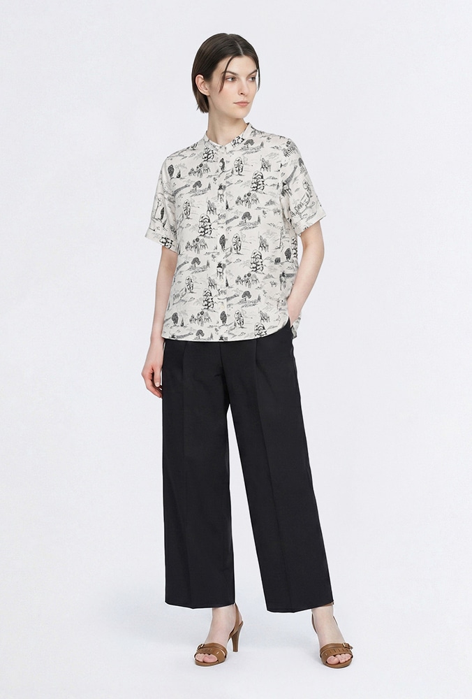 グレーのLiberty Printポロチームブラウスのスタイリング