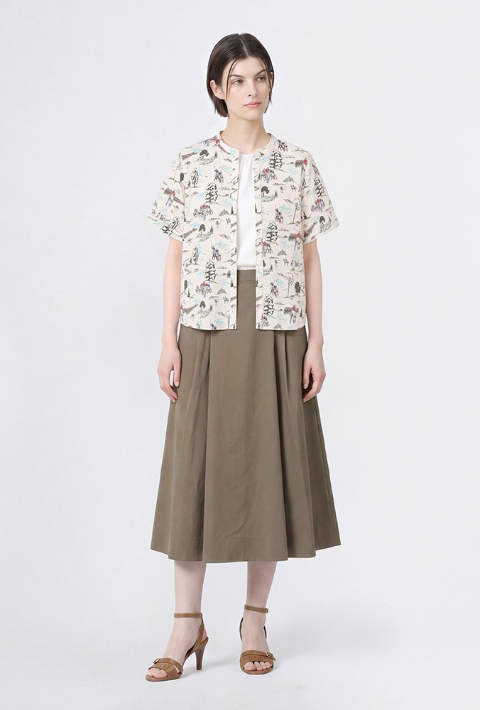 ベージュのLiberty Printポロチームブラウスのスタイリング