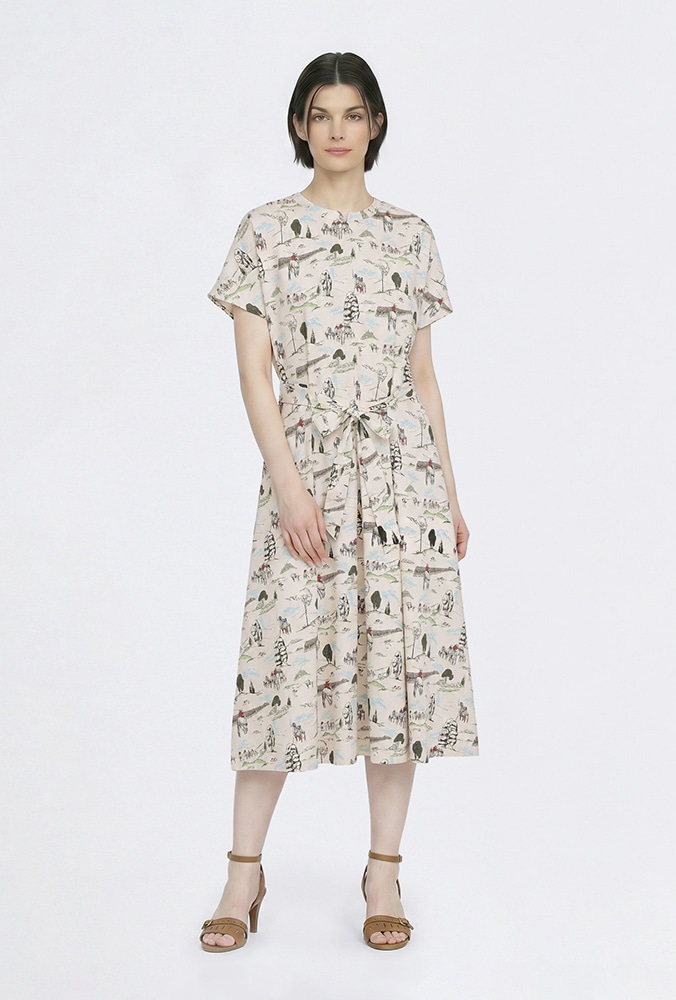 ベージュのLiberty Printポロチームワンピースのスタイリング