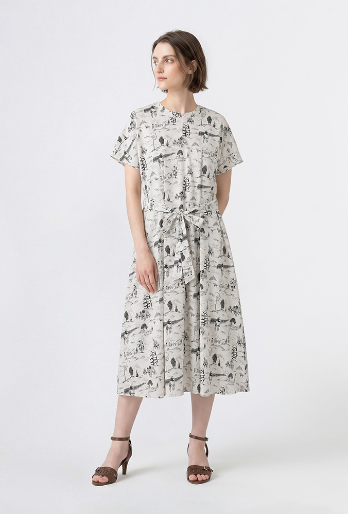グレーのLiberty Printポロチームワンピースのスタイリング