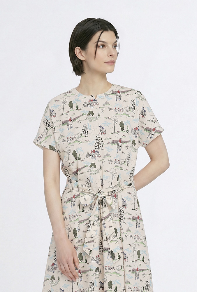 ベージュのLiberty Printポロチームワンピースのスタイリング