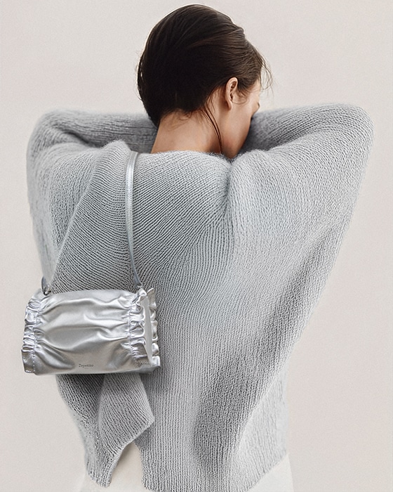 “枕”から着想を得た「OPERA BAG」新色発売