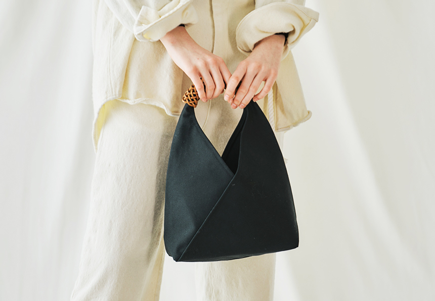 7,462円【極美品】KAMARO’AN　Woven Triangle Bag  ブラック
