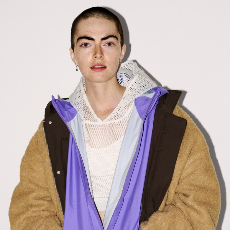 ウィメンズ ホライゾン レイン ジャケットを着用したシェーン