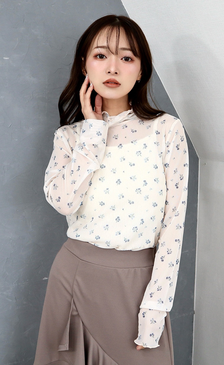 シアー素材のトップスとスカートを着用の女性